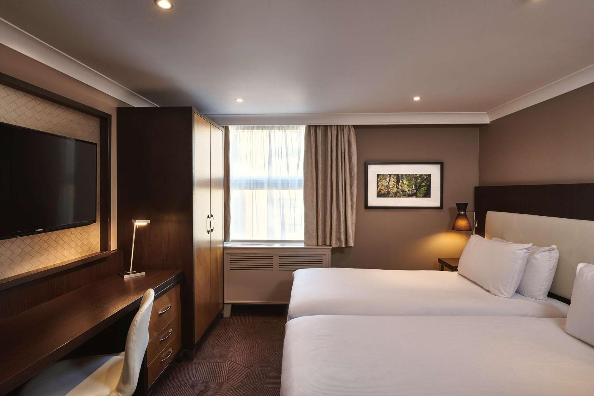 Doubletree By Hilton Ealing Отель